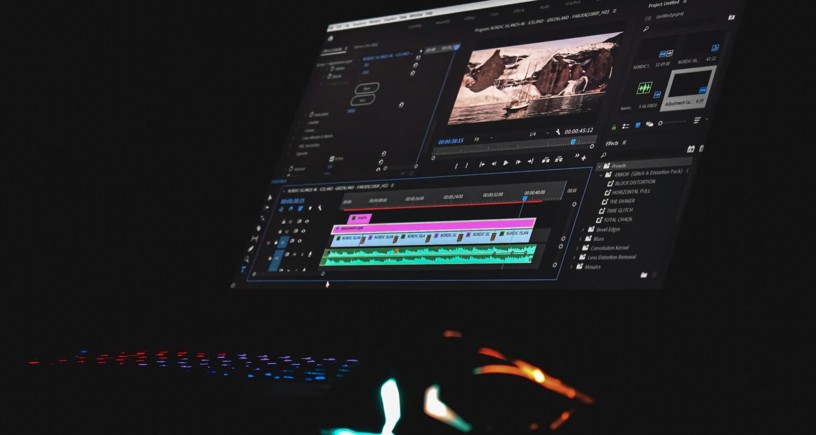 Aufgeklapptes schwarzes Laptop mit laufendem Musikplayer auf dem Bildschirm, fotografiert vor neutralem Hintergrund