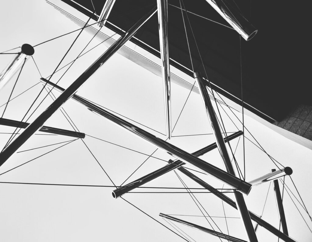 Schwarzer Metallrahmen, detailreich in einer Schwarzweißaufnahme fotografiert, mit Fokus auf klare Strukturen und Linien.