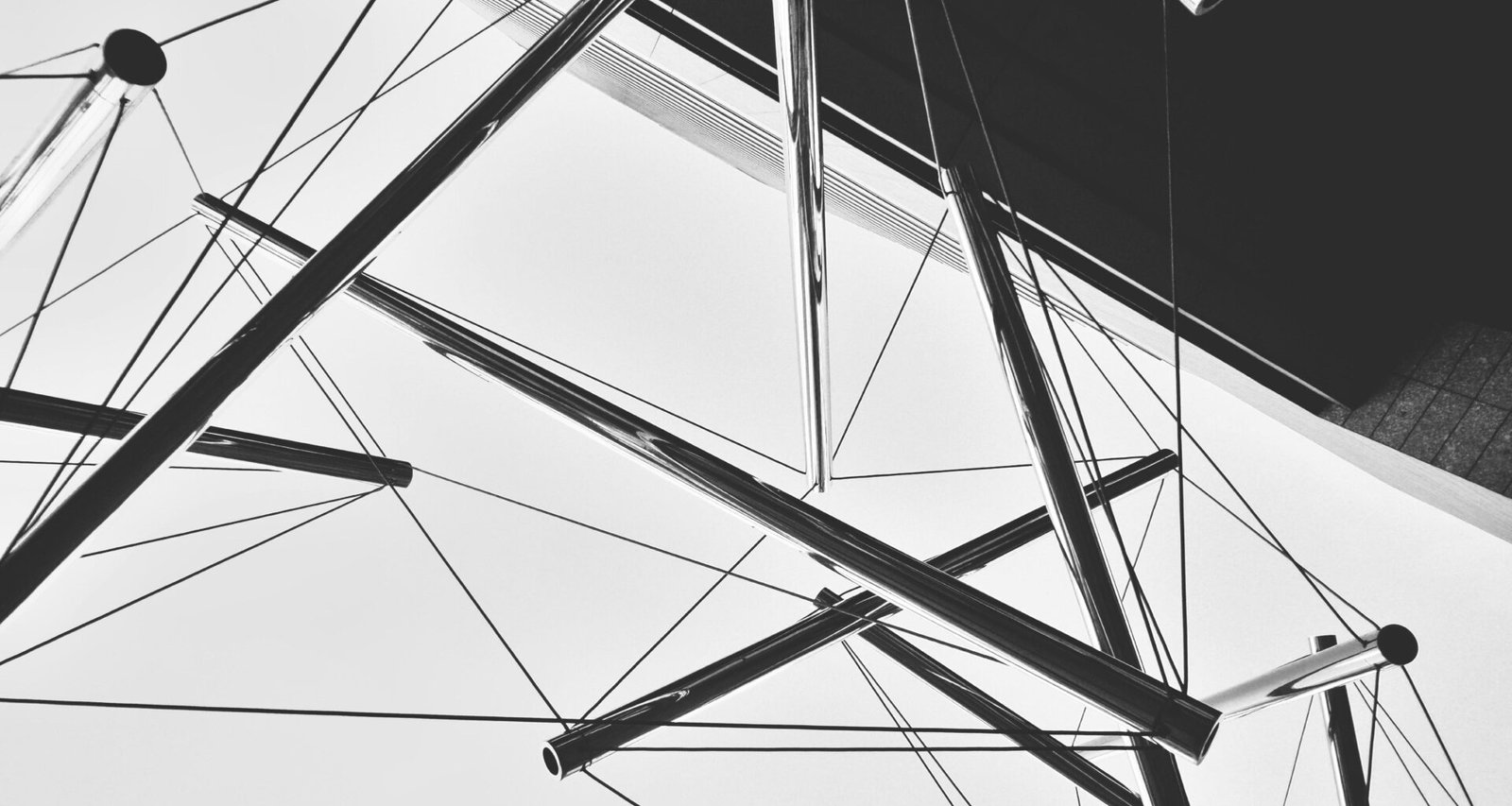 Schwarzer Metallrahmen, detailreich in einer Schwarzweißaufnahme fotografiert, mit Fokus auf klare Strukturen und Linien.