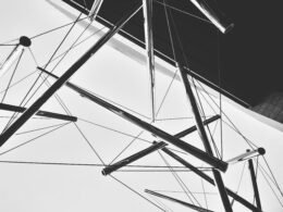 Schwarzer Metallrahmen in detailreicher Schwarzweiß-Aufnahme, mit Fokus auf die Struktur der Materialien.