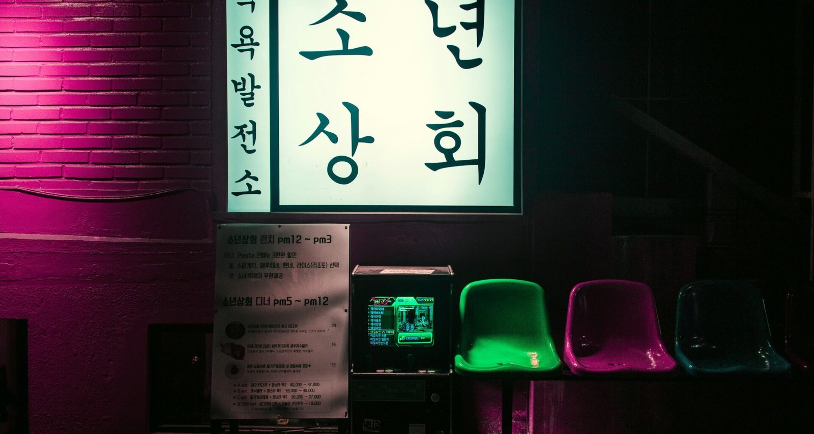 Ein schwarzer Spielautomat steht neben einem Stuhl in einem Casino, Aufnahme von Ciaran O'Brien.