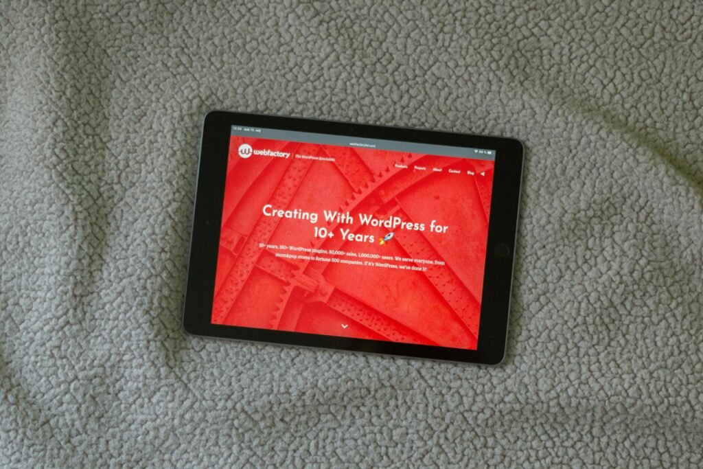 Schwarzes Tablet auf grauem Stoffuntergrund, moderne Technologie für digitales Arbeiten und Mediennutzung