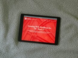 Schwarzes Tablet auf grauem Textiluntergrund zeigt die Verbindung von Technik und Alltag in einer stilvollen Umgebung.