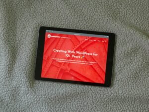 Schwarzes Tablet liegt auf grauem, strukturiertem Stoff – moderne Technik für digitale Anwendungen anschaulich dargestellt.