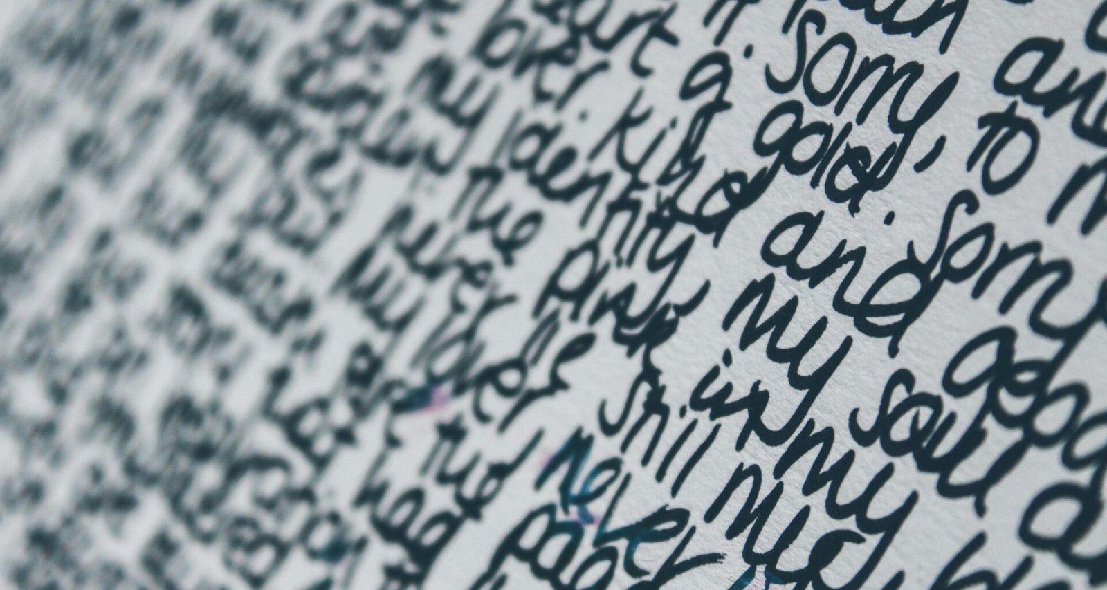 Schwarzer Text auf hellem Hintergrund, dargestellt im modernen Designkontext für Webprojekte und Marketingartikel