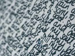 Schwarzer Text auf hellem Hintergrund, dargestellt im modernen Designkontext für Webprojekte und Marketingartikel