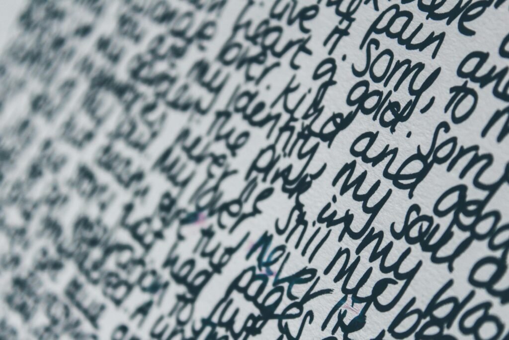 Schwarzer Text auf weißem Papier, aufgenommen in Nahaufnahme, geeignet für Themen rund um Webdesign und Online Marketing