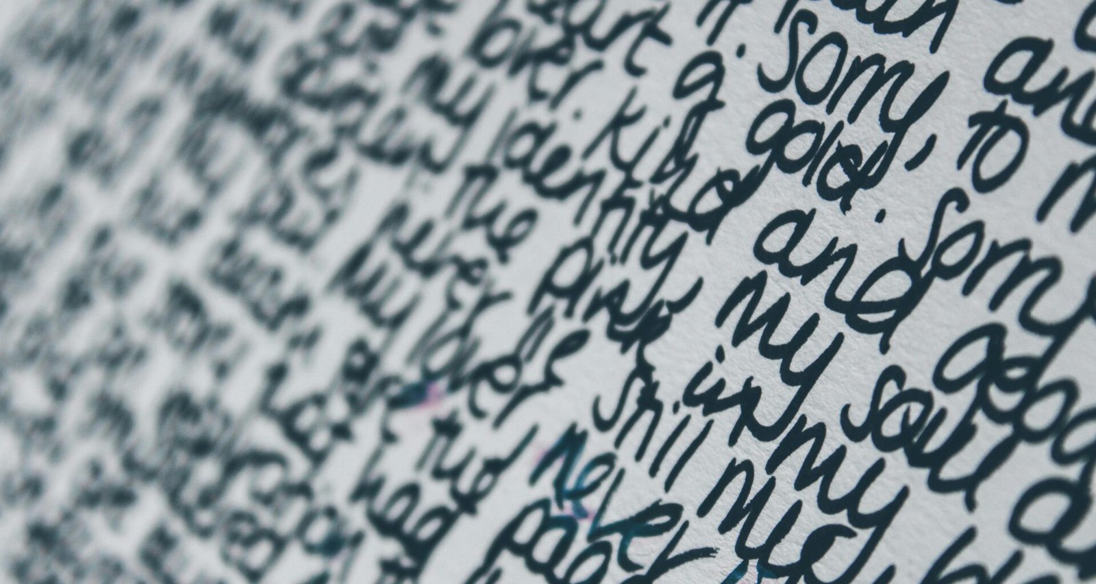Schwarzer Text auf weißem Papier, aufgenommen in Nahaufnahme, geeignet für Themen rund um Webdesign und Online Marketing