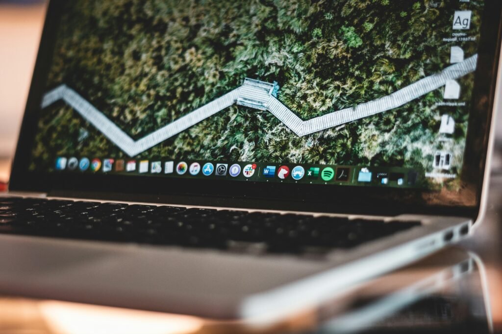 Schwarzer und silberner Laptop-Computer auf einem Tisch, geeignet für Arbeit und digitale Projekte