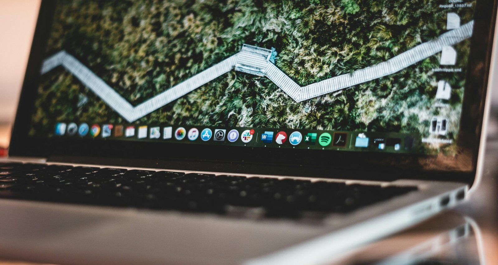 Schwarzer und silberner Laptop-Computer auf einem Tisch, geeignet für Arbeit und digitale Projekte