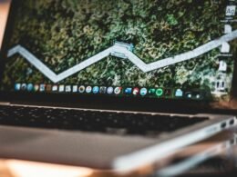 Schwarzer und silberner Laptop-Computer auf einem Tisch, geeignet für Arbeit und digitale Projekte