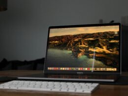 Schwarzer und silberner Laptop-Computer auf einem Tisch, geeignet für Büro, Homeoffice oder mobiles Arbeiten