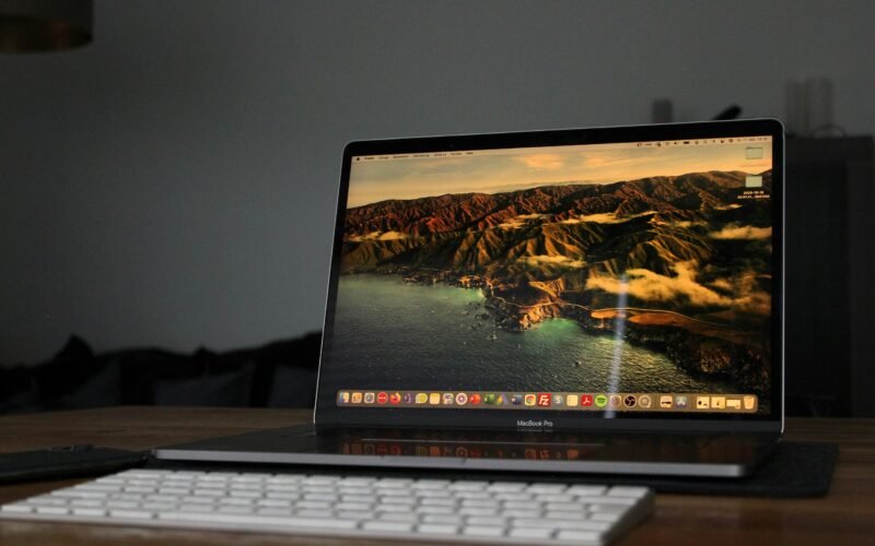 Schwarzer und silberner Laptop-Computer auf einem Tisch, geeignet für Büro, Homeoffice oder mobiles Arbeiten