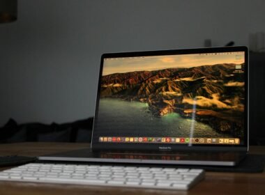 Schwarz-silberner Laptop-Computer auf einem Tisch, geeignet für den Einsatz im Büro oder im Homeoffice