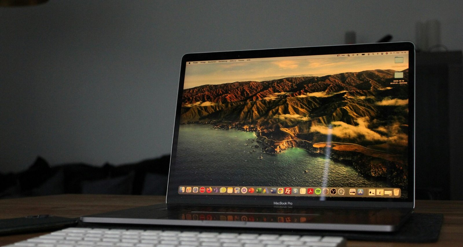 Schwarzer und silberner Laptop Computer auf einem Tisch, modernes Gerät für digitales Arbeiten und Online-Marketing.