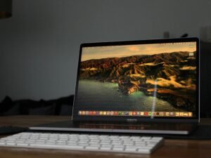 Schwarzer und silberner Laptop Computer auf einem Tisch, modernes Gerät für digitales Arbeiten und Online-Marketing.