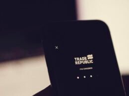 Schwarzer kabelloser WLAN-Router mit Antennen auf weißem Tisch, geeignet für Beiträge über Netzwerktechnik