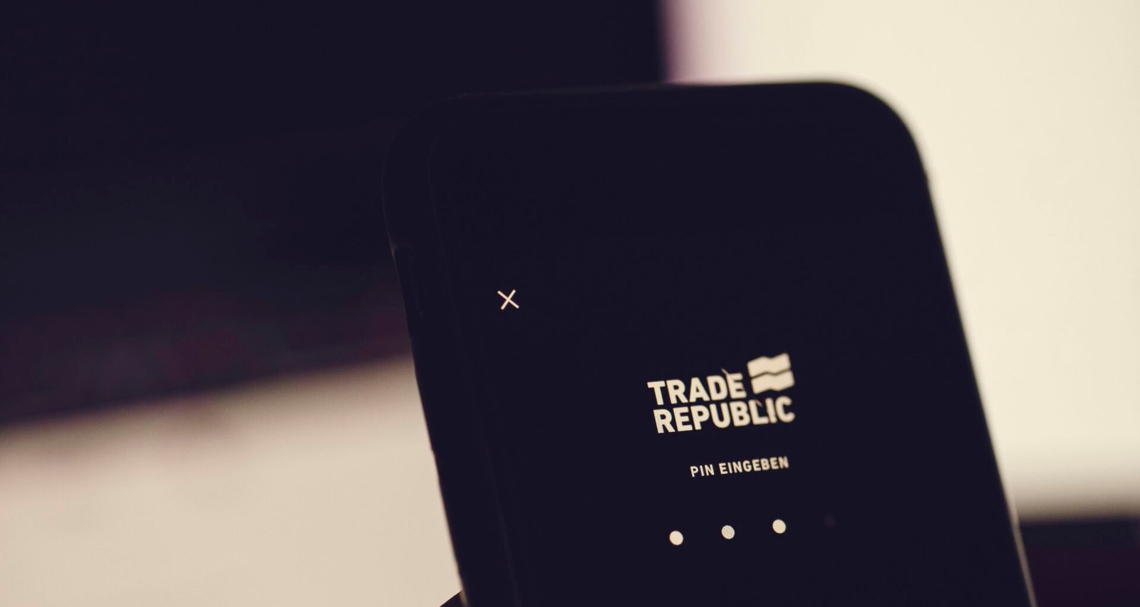 Schwarzer kabelloser Router auf weißem Tisch, ideal für Artikel zu Netzwerktechnologie und Internetzugang