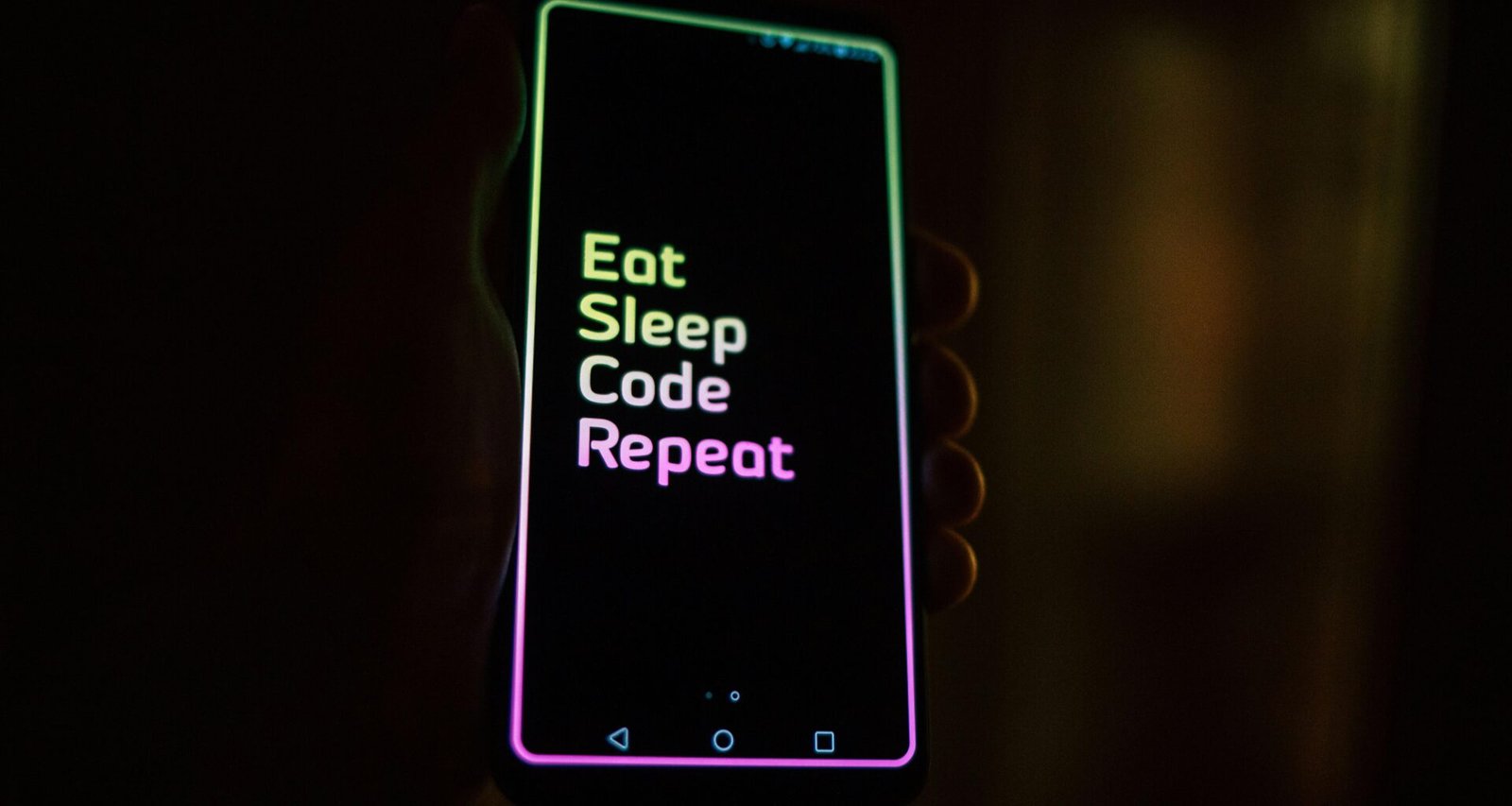 Schwarzes Android-Smartphone liegt auf einer Oberfläche und hebt das schlanke Design aktueller Geräte hervor