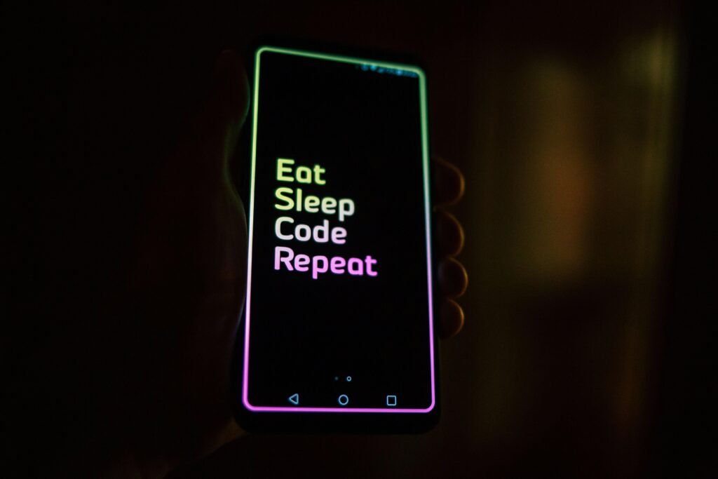 Schwarzes Android-Smartphone mit abgerundeten Kanten auf einer hellen Oberfläche, Fokus auf modernes Gerätedesign