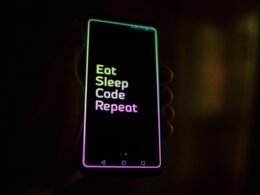 Schwarzes Android-Smartphone aus der Nähe fotografiert, modernes Design, passend für Technikartikel