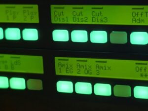 Schwarzes digitales Gerät zeigt die Uhrzeit 2:00 auf einem gut lesbaren Display, geeignet für Technikartikel