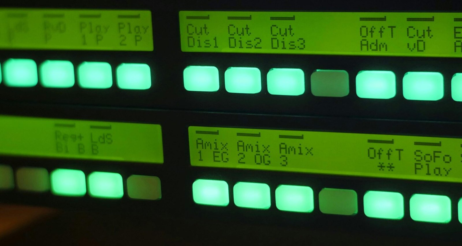 Schwarzes digitales Gerät mit Anzeige auf 2 Uhr auf dunklem Untergrund, Fokus auf technische Details.