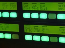 Schwarzes digitales Gerät mit Anzeige auf 2 Uhr auf dunklem Untergrund, Fokus auf technische Details.