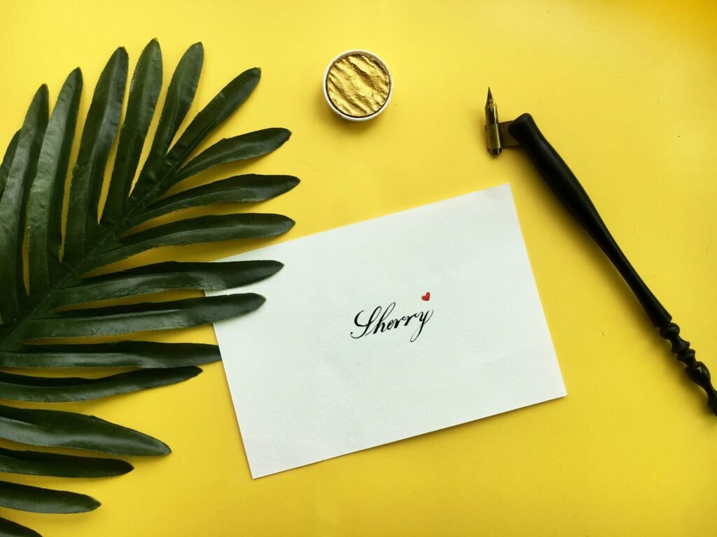 Schwarzer Messergriff und Klinge auf weißem Papier, minimalistische Darstellung des Küchenutensils aus der Vogelperspektive.