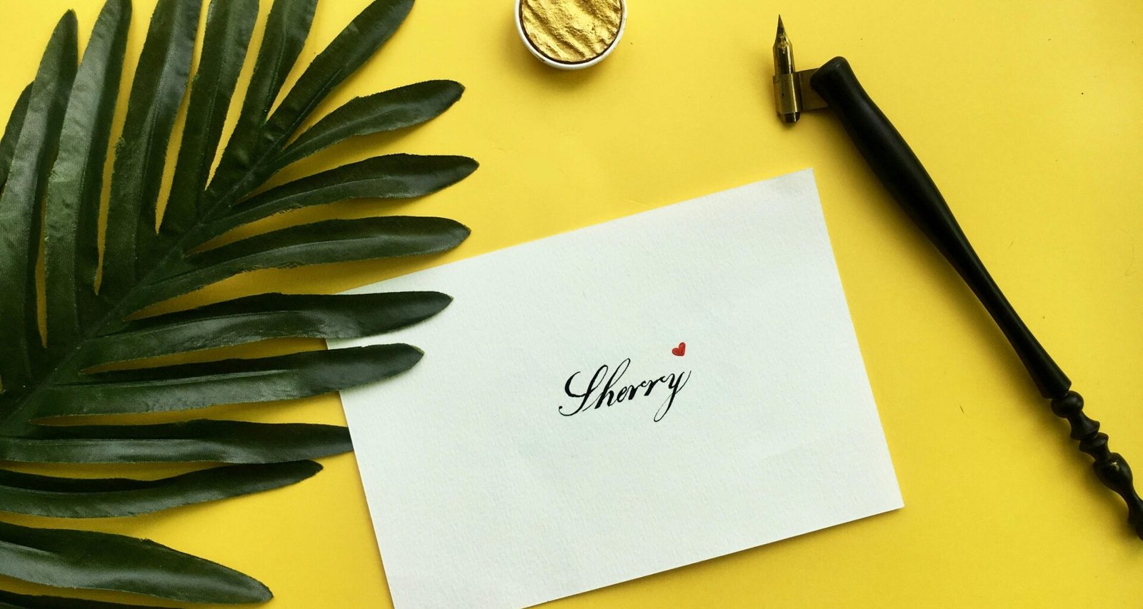 Schwarzer Messergriff und Klinge auf weißem Papier, minimalistische Darstellung des Küchenutensils aus der Vogelperspektive.