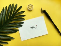 Schwarzer Messergriff und Klinge auf weißem Papier, minimalistische Darstellung des Küchenutensils aus der Vogelperspektive.