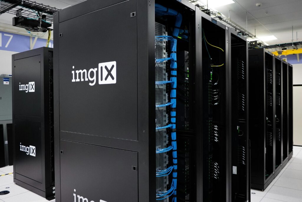 Schwarzes ImgIX Serversystem in einem modernen Serverraum, geeignet für professionelle Bildverarbeitung und Hosting.