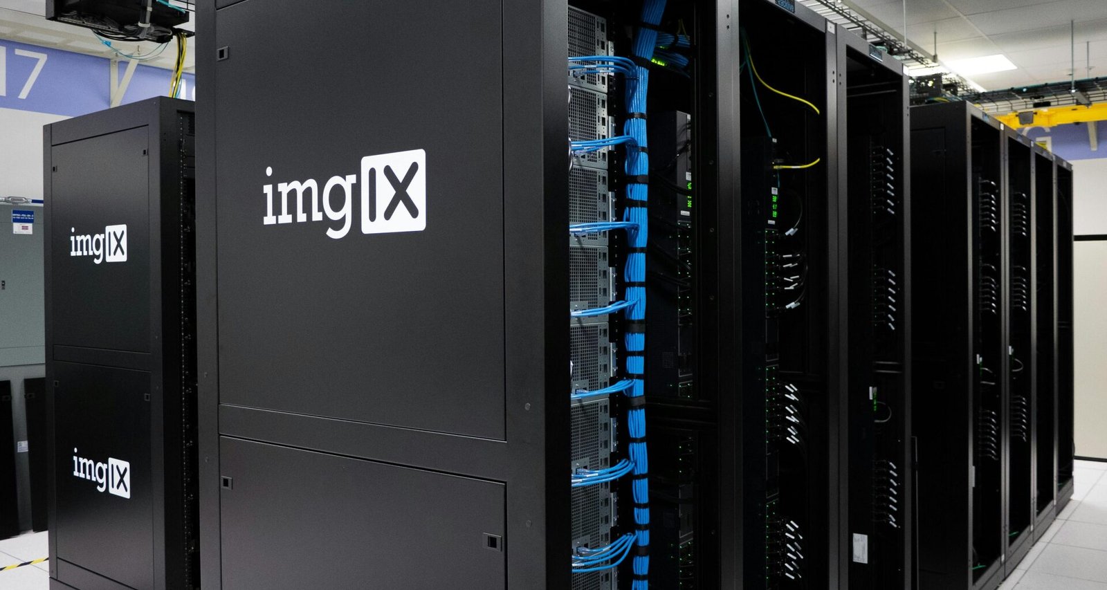 Schwarzes ImgIX Serversystem mit sichtbaren Verkabelungen und Hardwarekomponenten in einem Technikraum