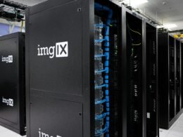 Schwarzes ImgIX Serversystem mit sichtbaren Verkabelungen und Hardwarekomponenten in einem Technikraum