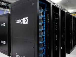 Schwarzes ImgIX Serversystem in einem modernen Serverraum, geeignet für professionelle Bildverarbeitung und Hosting.