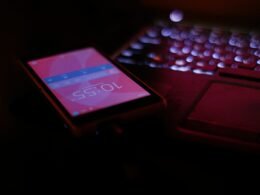 Schwarzes iPad auf braunem Holztisch, ideal zur Darstellung moderner Technik in Arbeits- oder Lernumgebung