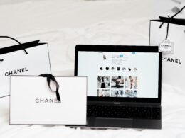 Schwarzes iPad mit angebundener Tastatur auf weißem Tisch als moderner Arbeitsplatz für Technik und Online Marketing