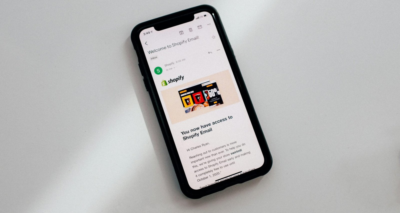 Schwarzes iPhone 5 auf einer weißen Tischoberfläche mit deutlichem Fokus auf das Gerät und klare Linienstruktur.