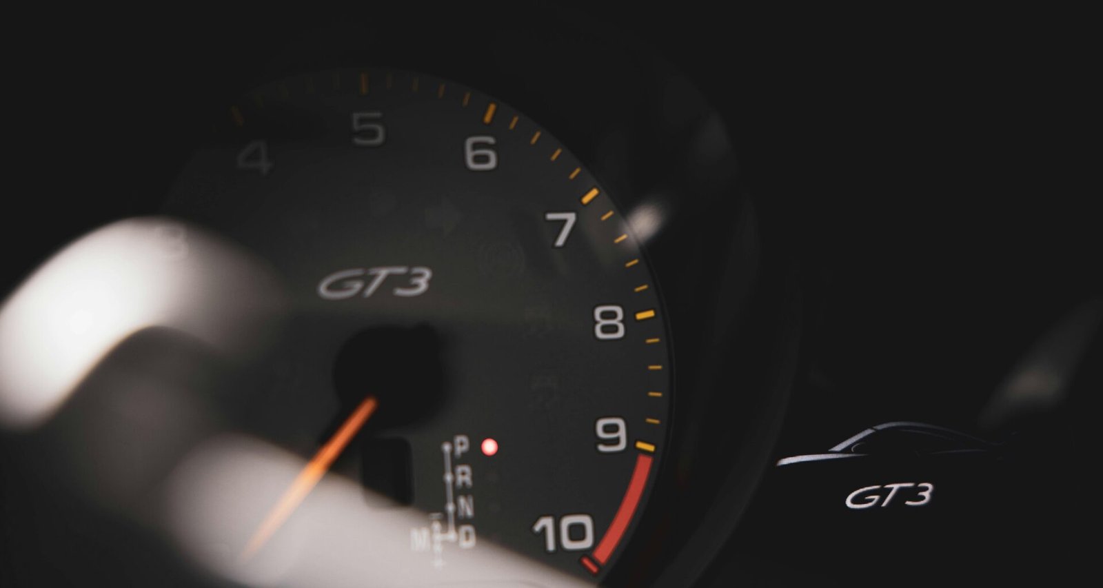 Instrumententafel eines modernen schwarzen Autos mit digitalem Tacho und klar ablesbaren Anzeigen im Innenraum