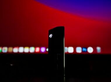 Schwarzes rechteckiges technisches Gerät auf einem roten Untergrund, moderne und schlichte Gestaltung