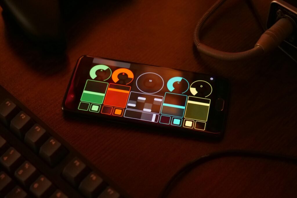 Ein schwarzer, roter und weißer Würfelspielzeug aus Würfelsegmenten, aufgenommen auf neutralem Hintergrund