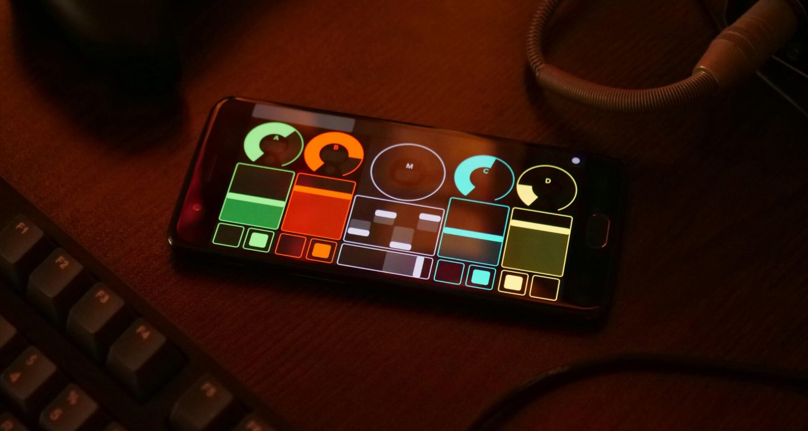 Ein schwarzer, roter und weißer Würfelspielzeug aus Würfelsegmenten, aufgenommen auf neutralem Hintergrund