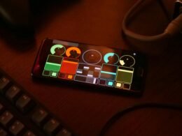 Ein schwarzer, roter und weißer Würfelspielzeug aus Würfelsegmenten, aufgenommen auf neutralem Hintergrund