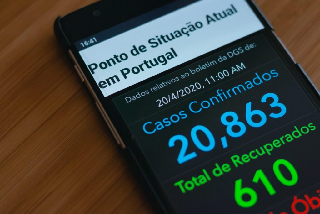 Ein schwarzes Samsung Android Smartphone liegt auf einem braunen Holztisch in einer ruhigen Umgebung.