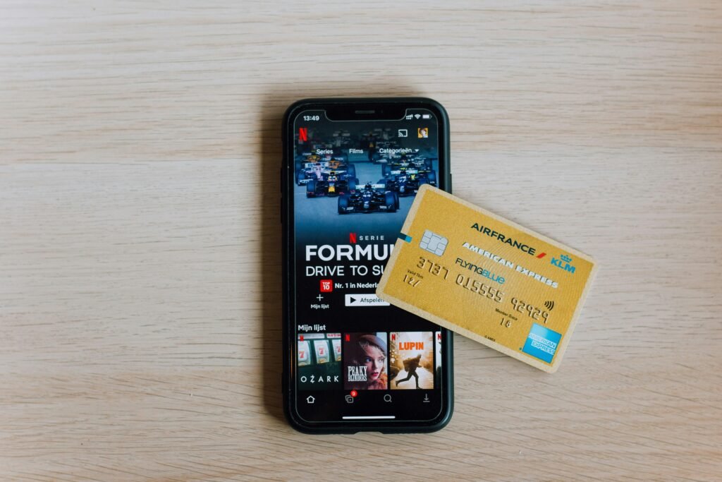 Schwarzes Samsung Android Smartphone liegt auf einem weißen Holztisch und spiegelt minimalistisches Design wider.