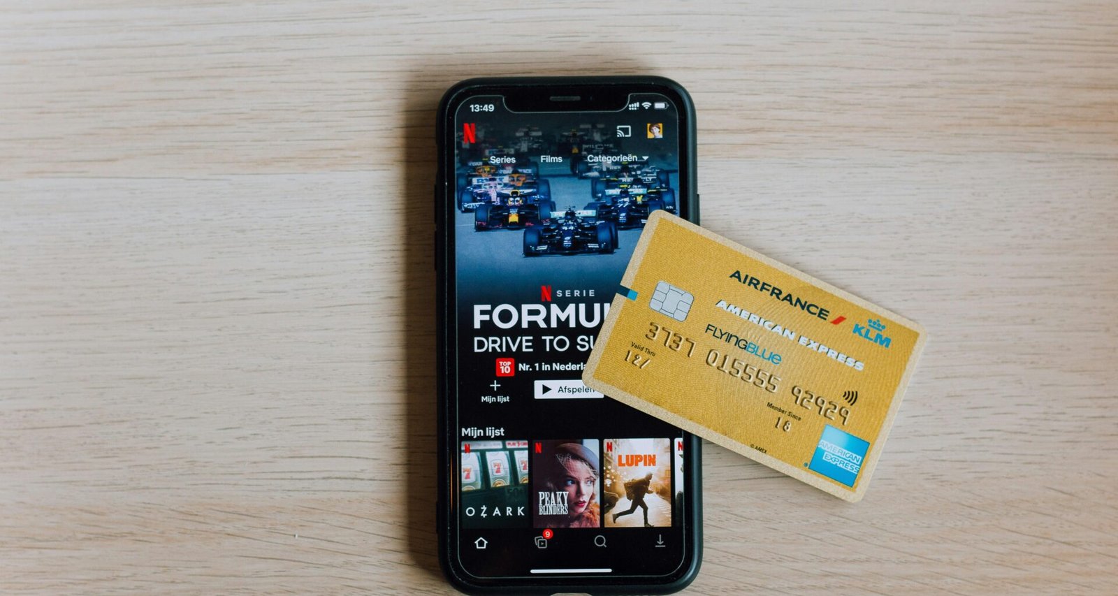 Schwarzes Samsung Android Smartphone liegt auf einem weißen Holztisch und spiegelt minimalistisches Design wider.