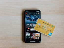 Schwarzes Samsung Android Smartphone liegt auf einem weißen Holztisch und spiegelt minimalistisches Design wider.