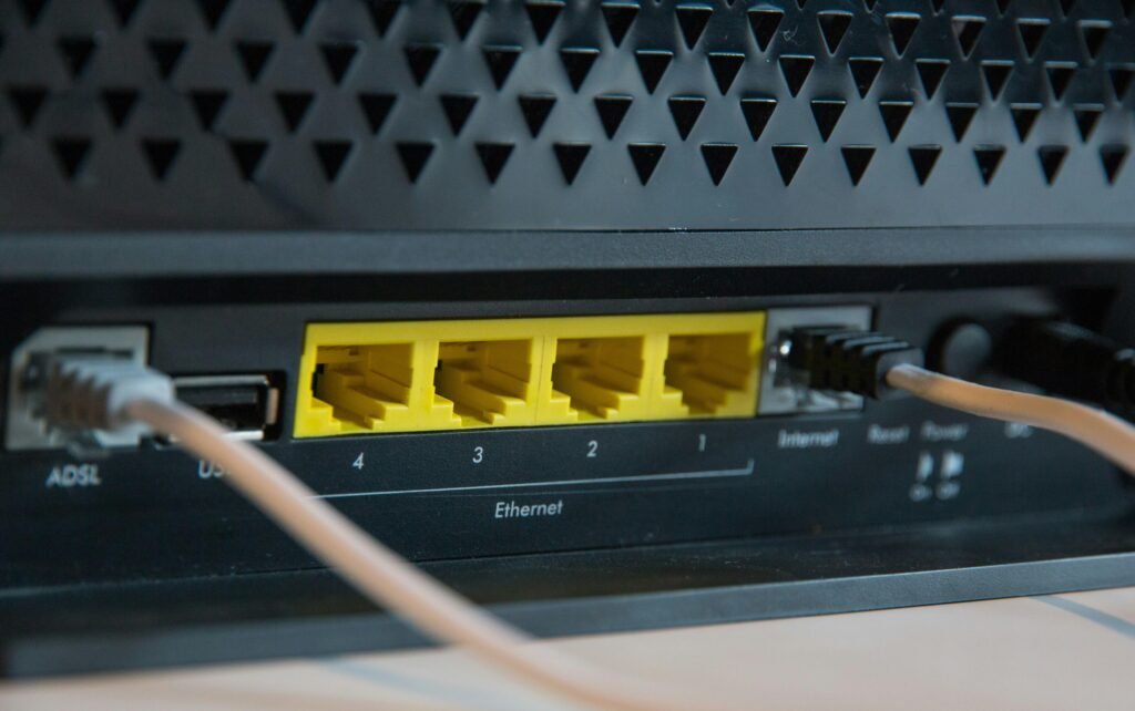 Schwarzes elektronisches Gerät mit Kabel auf weißem Hintergrund, Detailaufnahme, Technikthema