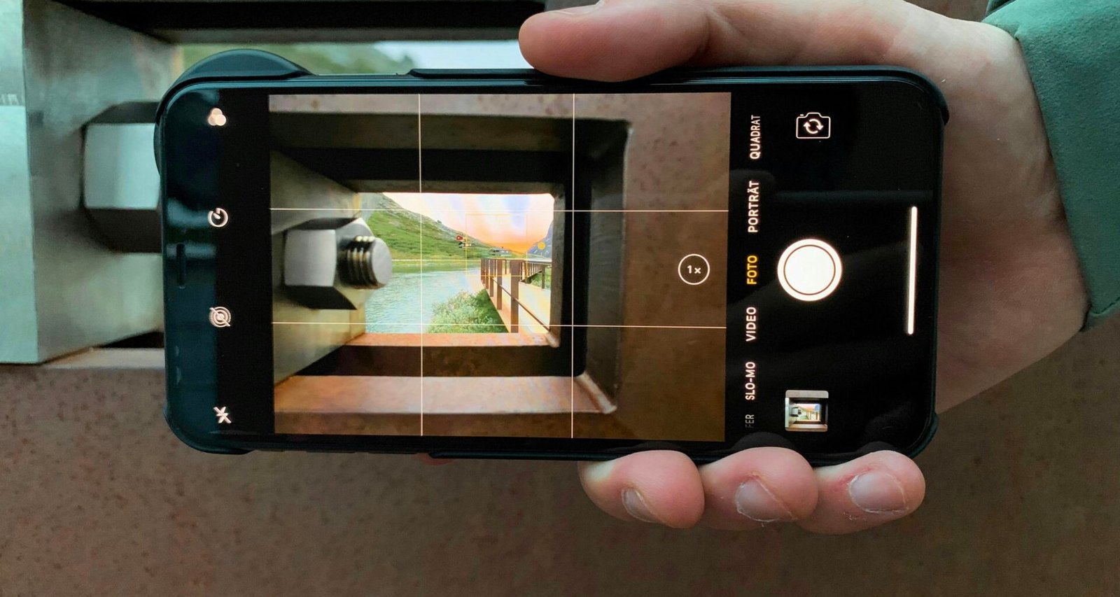 Schwarzes Smartphone liegt auf einer ebenen Fläche und symbolisiert aktuelle mobile Technologie