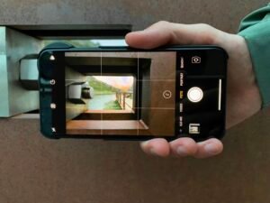 Schwarzes Smartphone liegt auf einer ebenen Fläche und symbolisiert aktuelle mobile Technologie